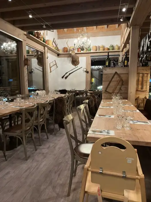 Inside Restaurant Simple & Meilleur Saint-Martin-de-Belleville