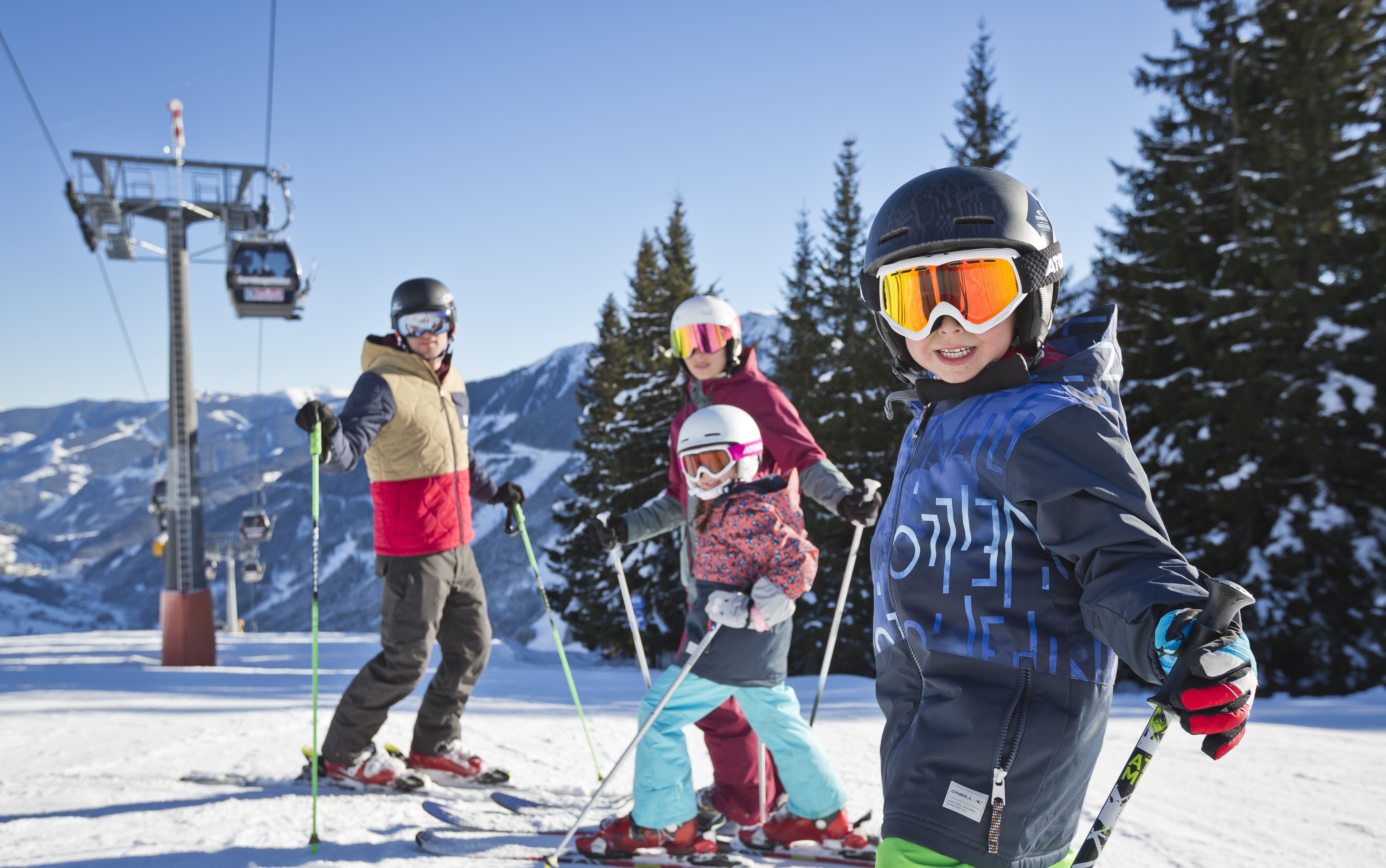 Family skiing in Saalbach