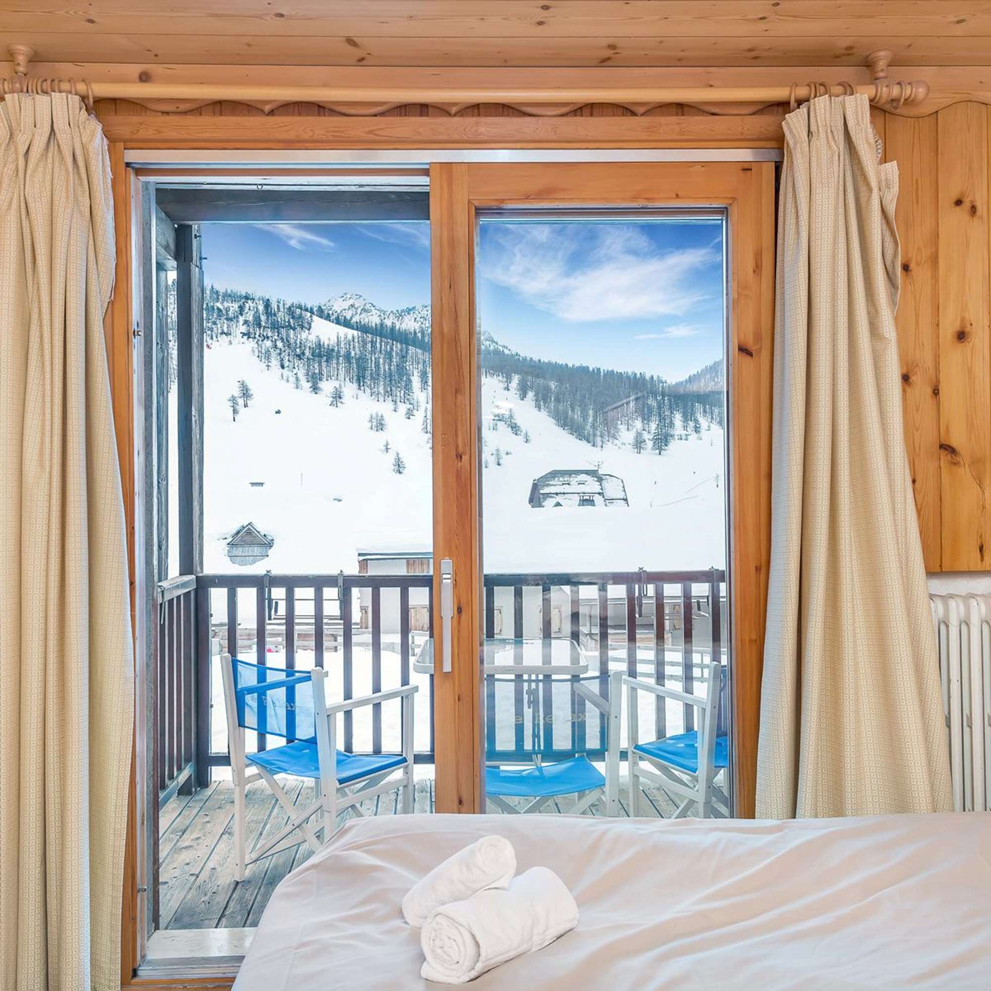 A twin room with balcony in the Chalet-Hotel Lucille