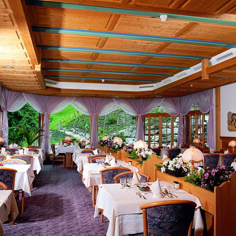 The dining room in the Hotel Silberhorn Lauterbrunnen