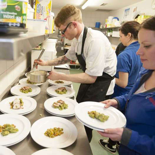 Ski Miquel Chef serving food